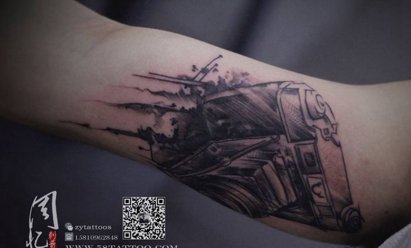 大臂内侧抽象风格相机纹身图片_