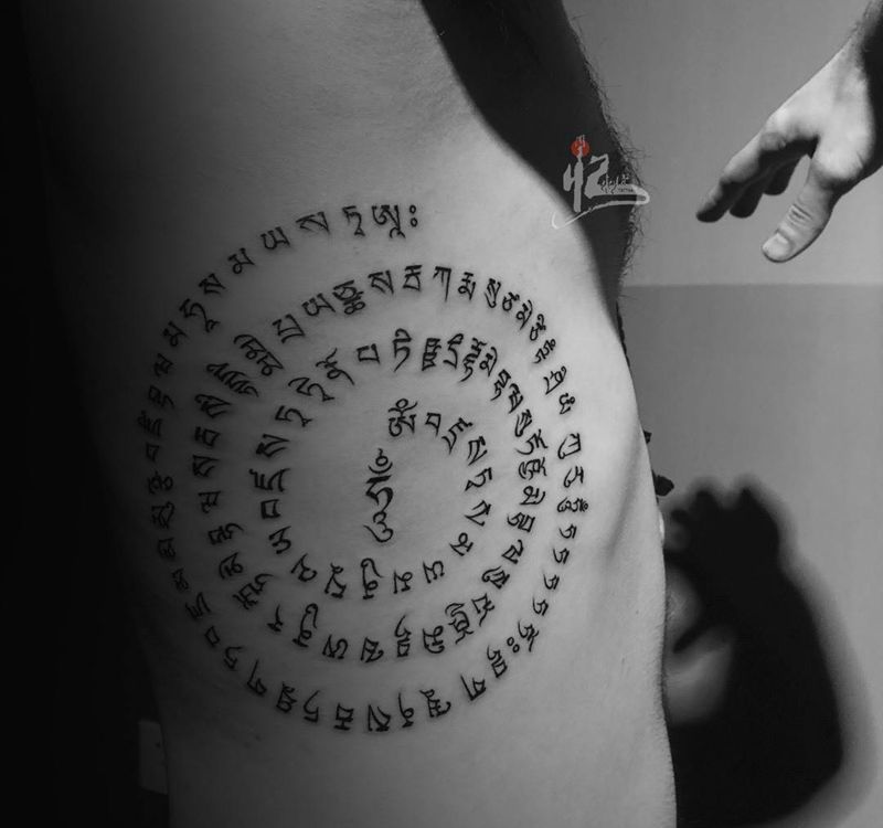 肋骨梵文纹身图片_