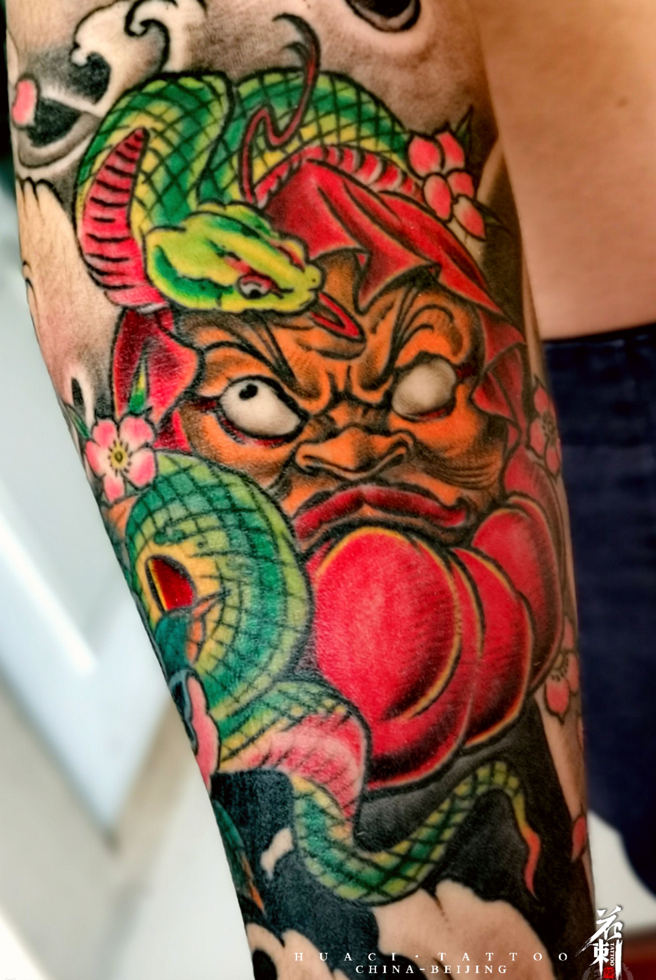 重彩花臂遮盖纹身图片_手臂新传统老传统招财猫达摩蛋纹身图案