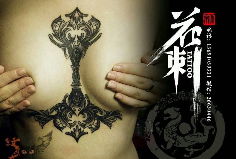 胸花纹身图片_