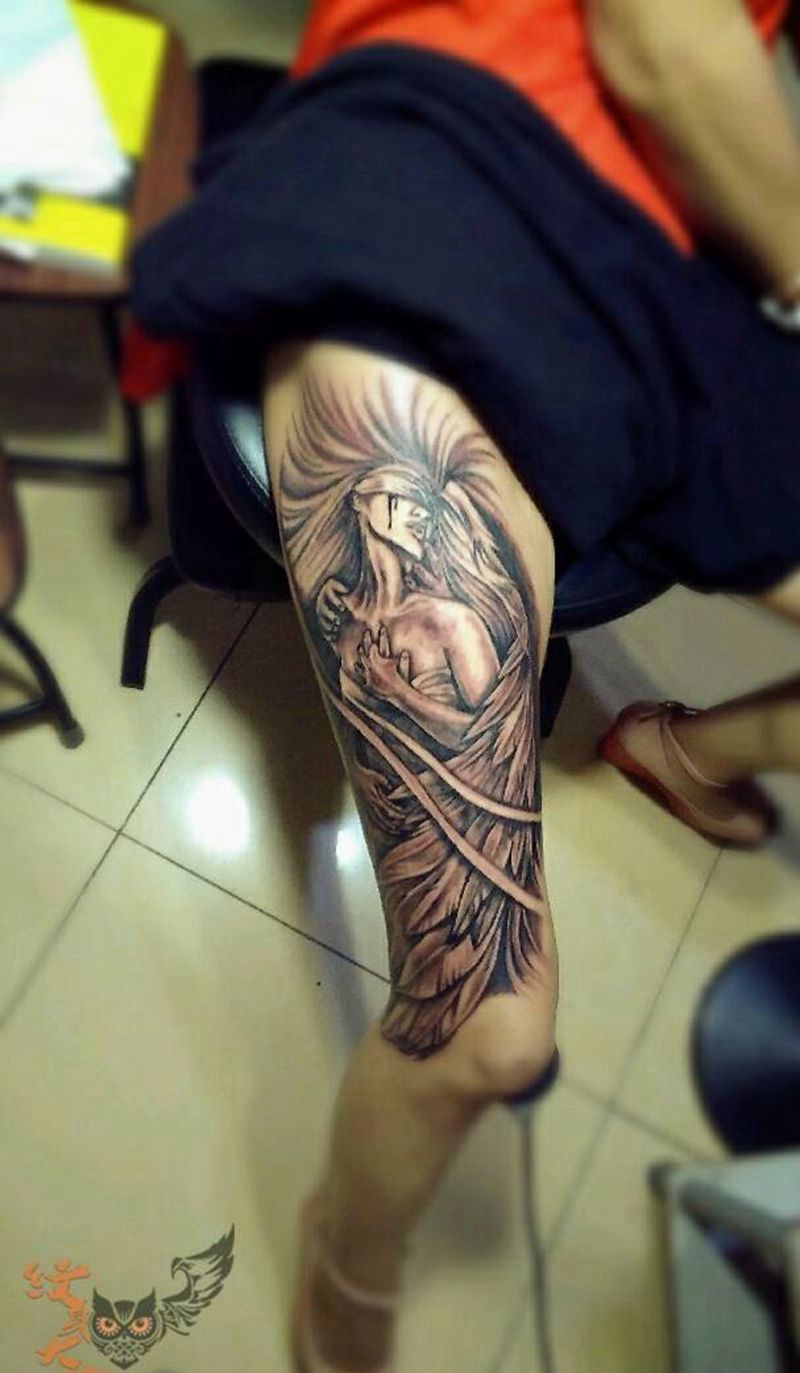 大腿折翼天使纹身图片_欧美写实腿部人物纹身图案