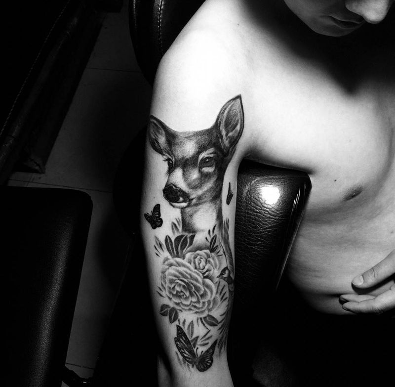 今日工作大臂鹿头纹身图片_欧美写实手臂成品动物静物纹身图案