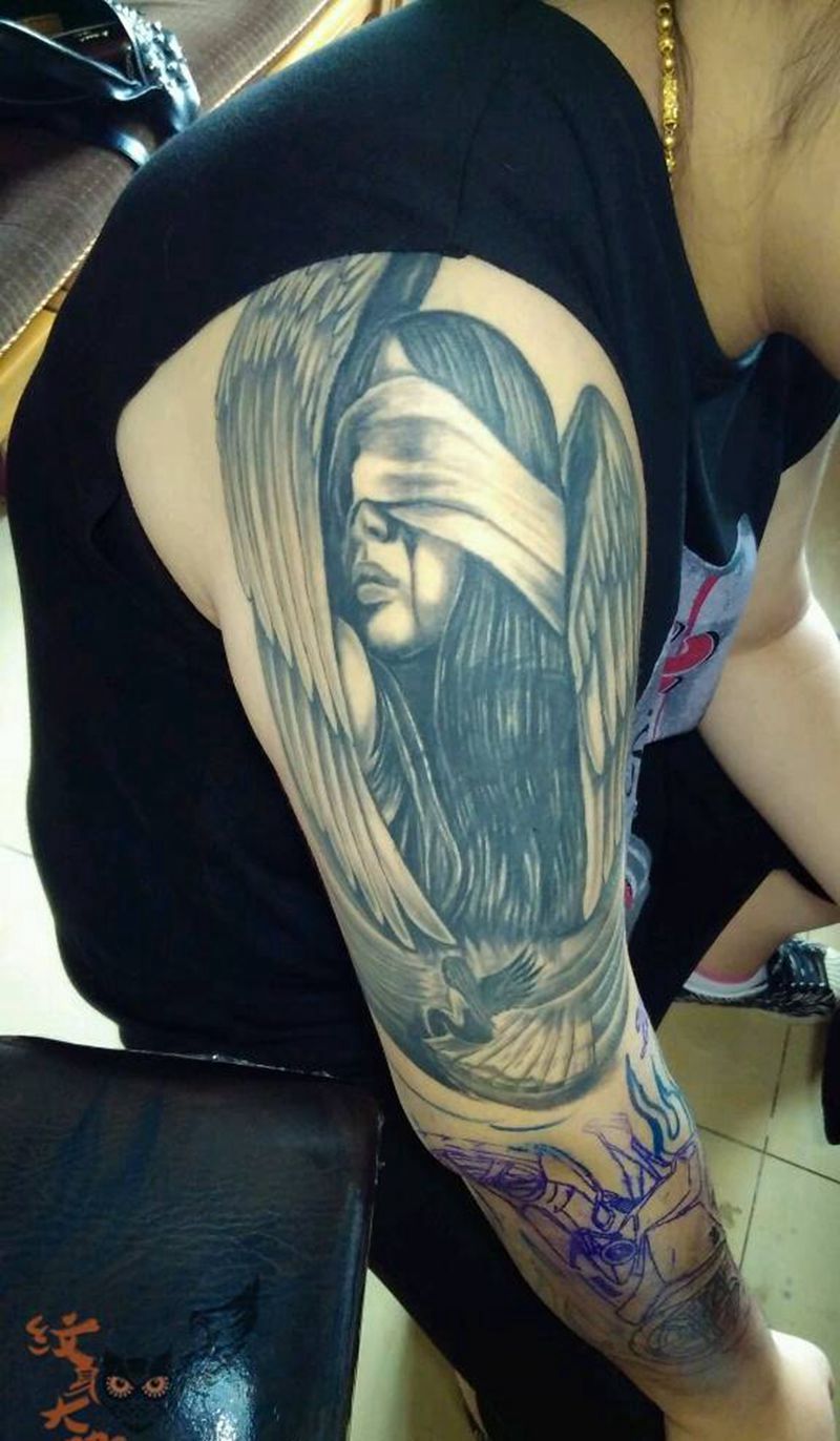 折翼天使纹身图片_欧美写实手臂人物纹身图案