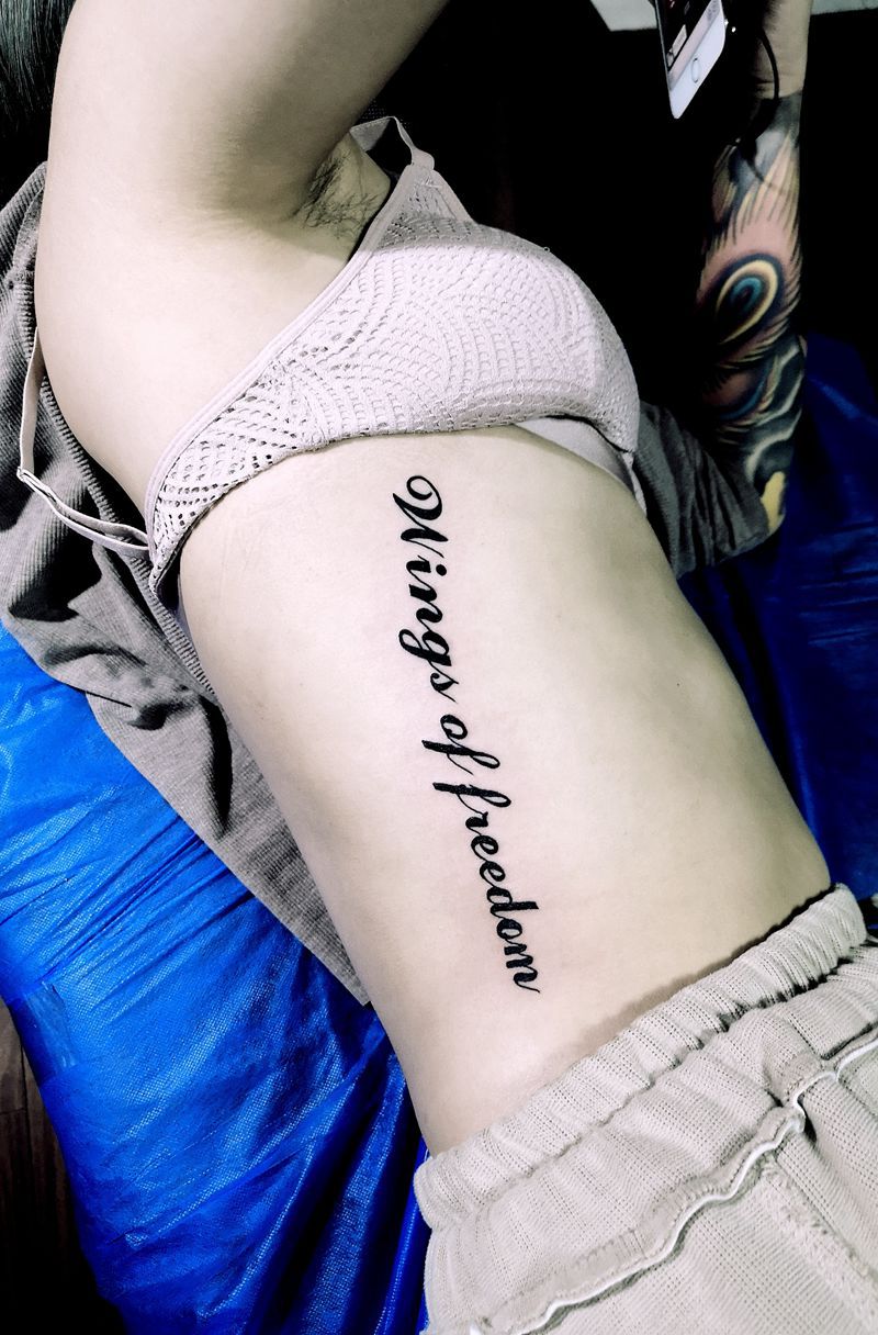 侧腰字符纹身图片_腰部花体字纹身图案