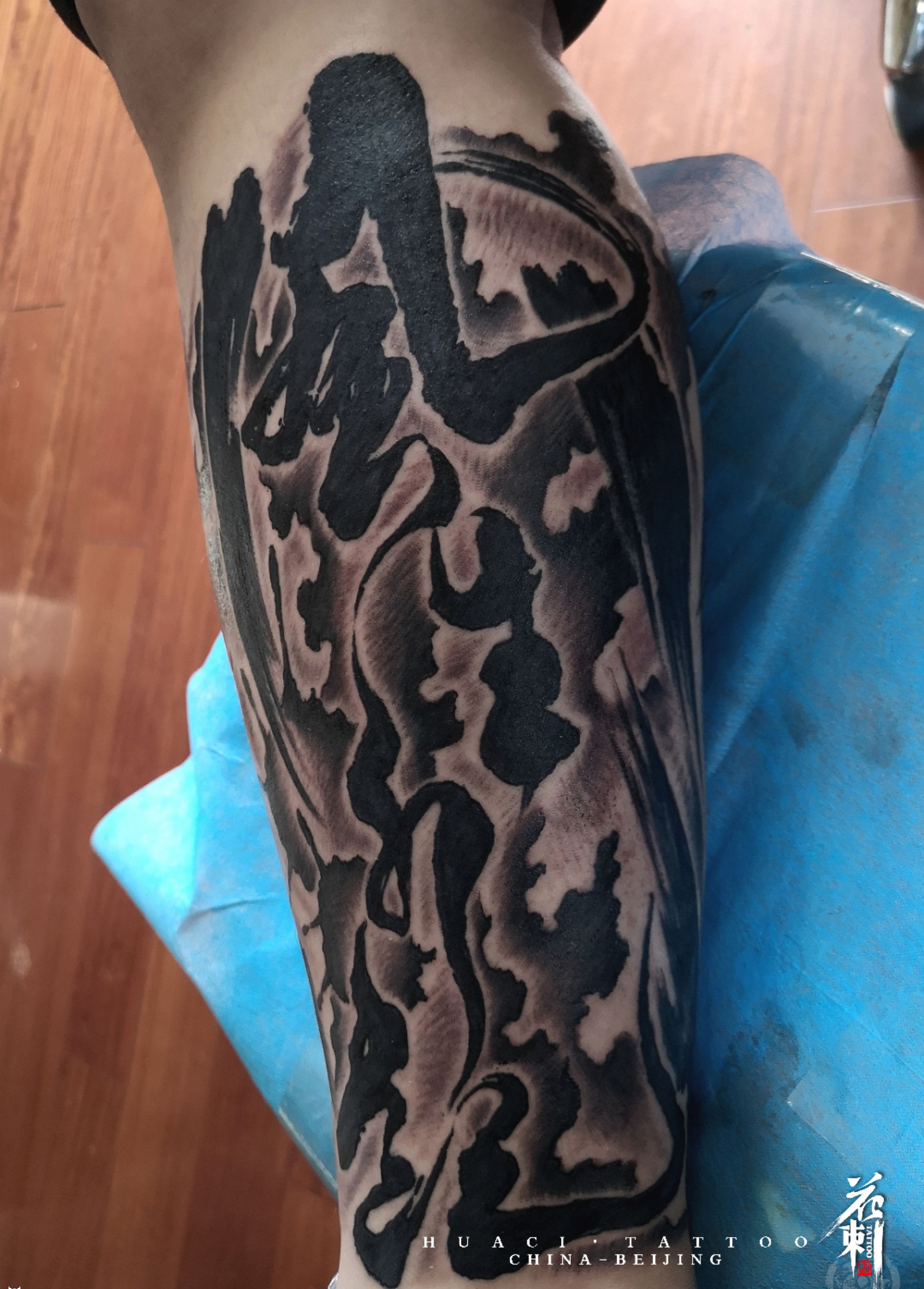 风生水起纹身图片_腿部水墨花体字纹身图案