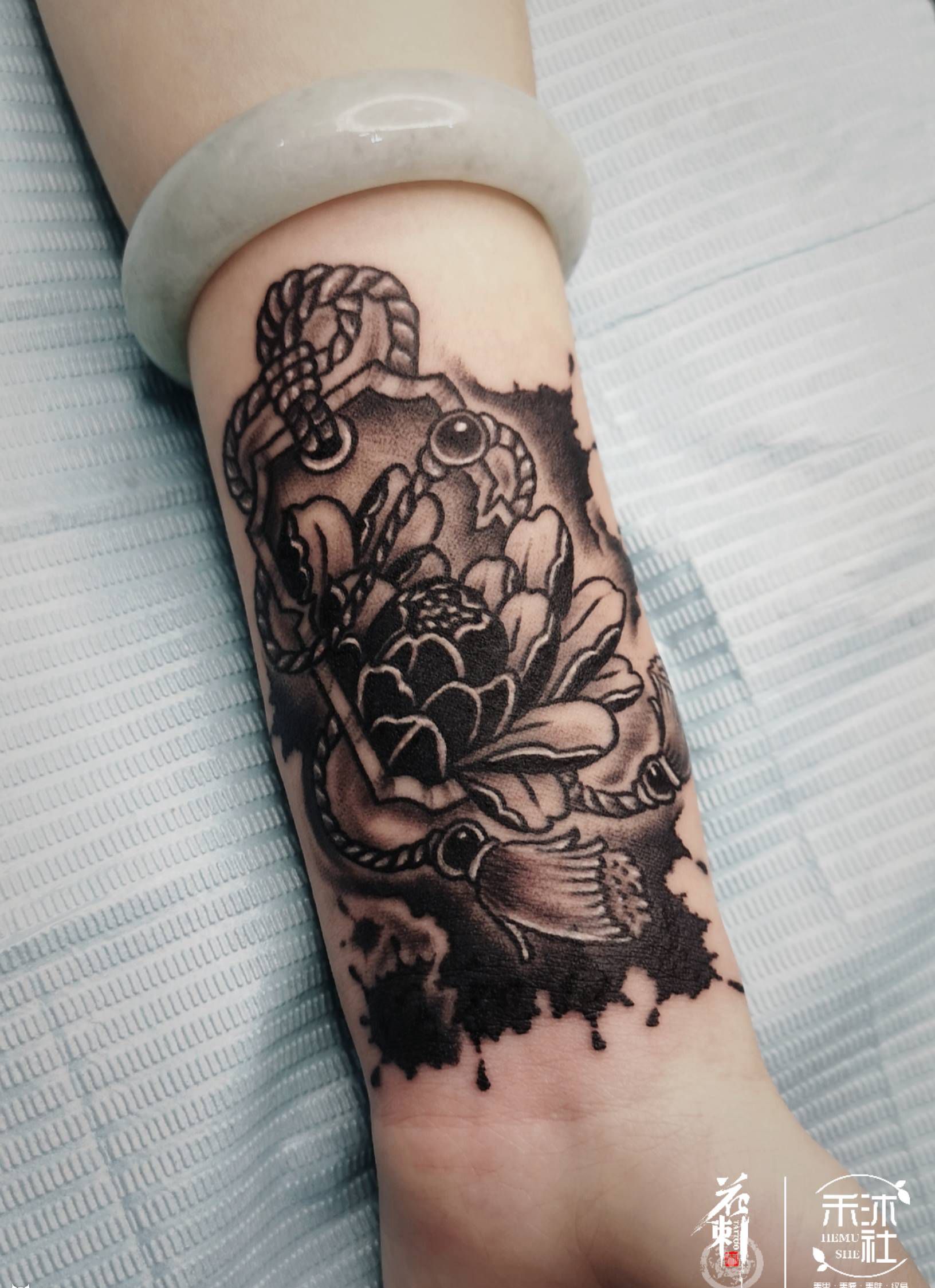 御守泼墨遮盖纹身图片_手臂新传统水墨牡丹御守纹身图案