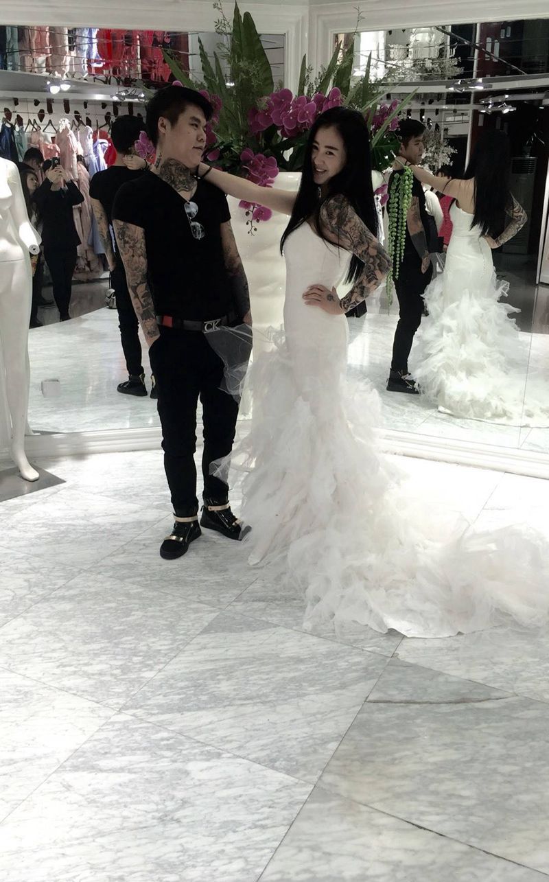 婚纱照准备。与我的花臂新娘