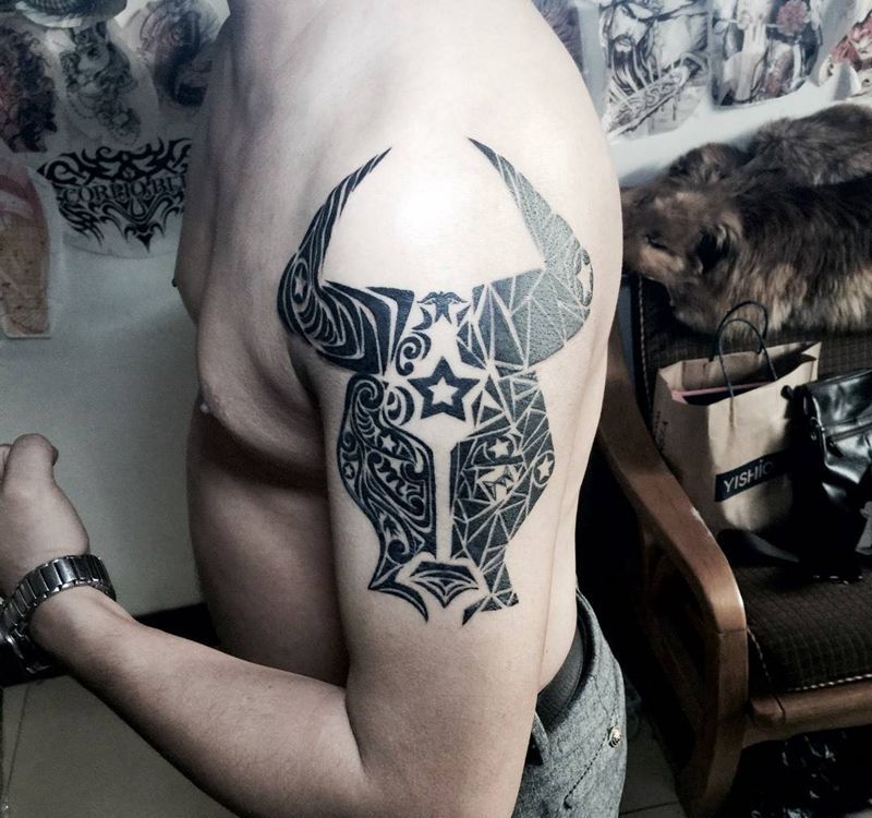 今日工作牛头图腾纹身图片_手臂欧美图腾动物纹身图案