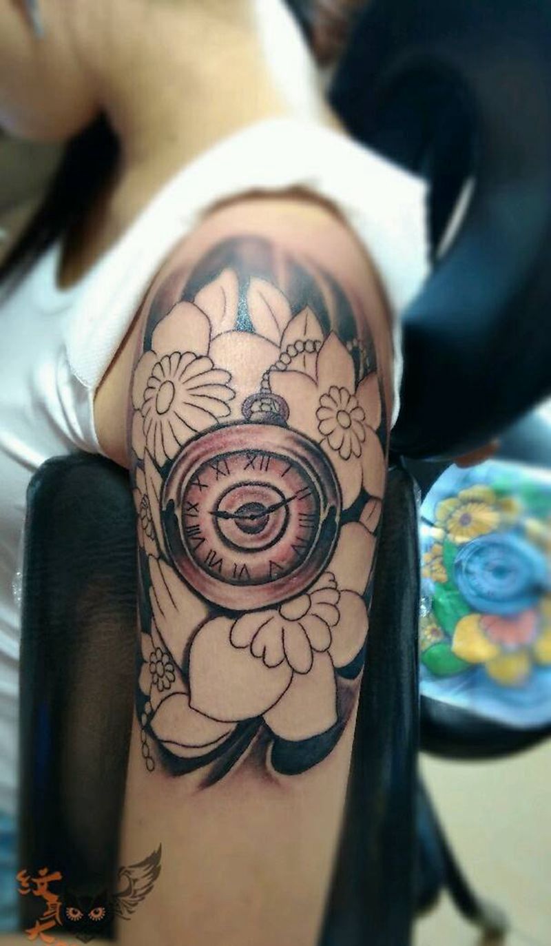 大臂花纹身图片_