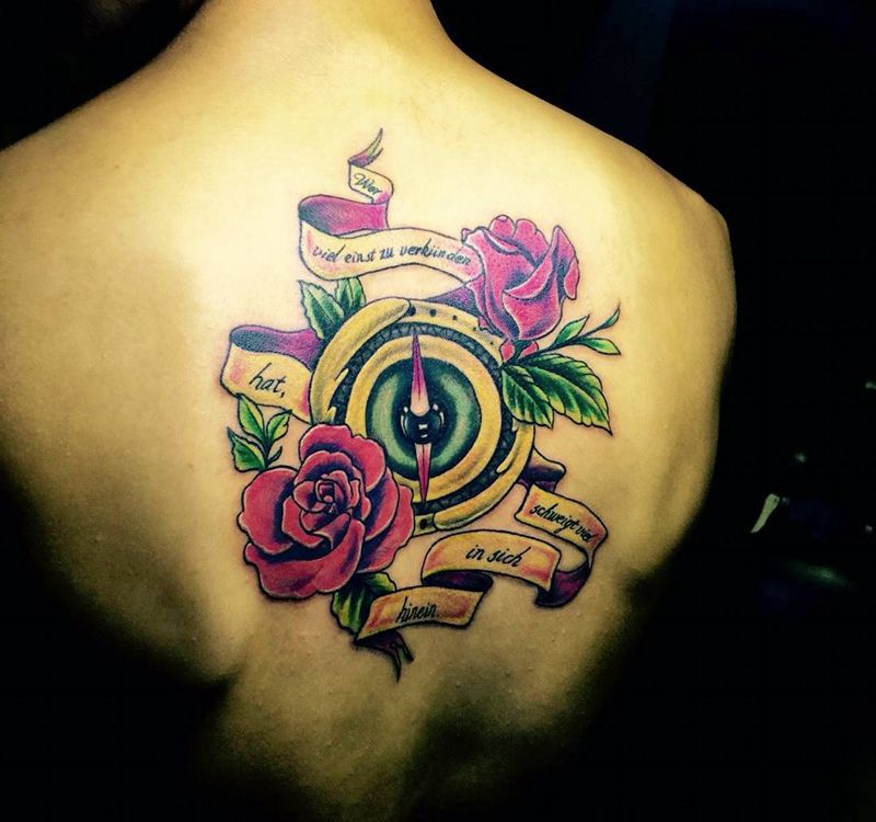 今日工作指南针完成纹身图片_欧美清新植物静物背部纹身图案