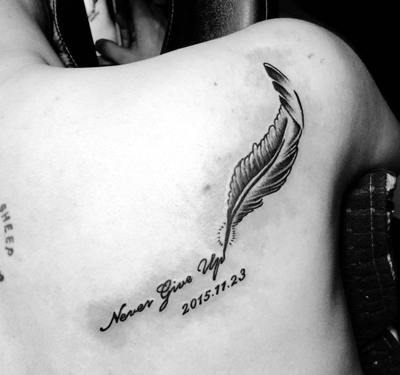 今日作品!小清新羽毛!纹身图片_成品肩部背部清新字符纹身图案