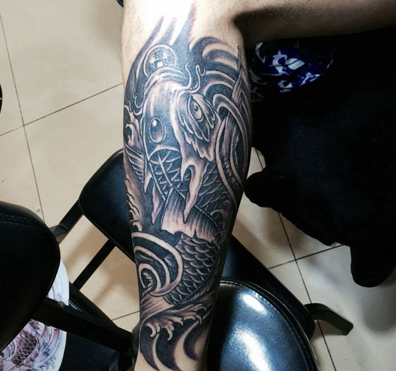 今日作品黑灰鲤鱼未完待续!纹身图片_成品腿部传统动物纹身图案