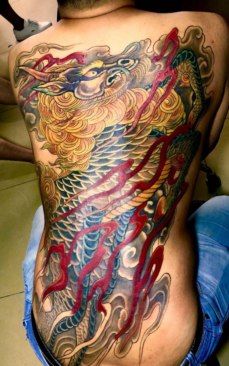 今日工作满背麒麟纹身图片_背部传统动物鬼神宗教纹身图案