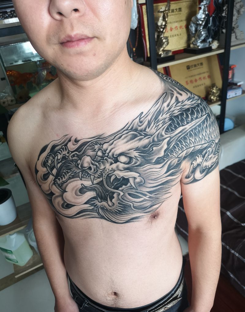 老式过肩龙修改纹身图片_胸部肩部老传统新传统纹身图案