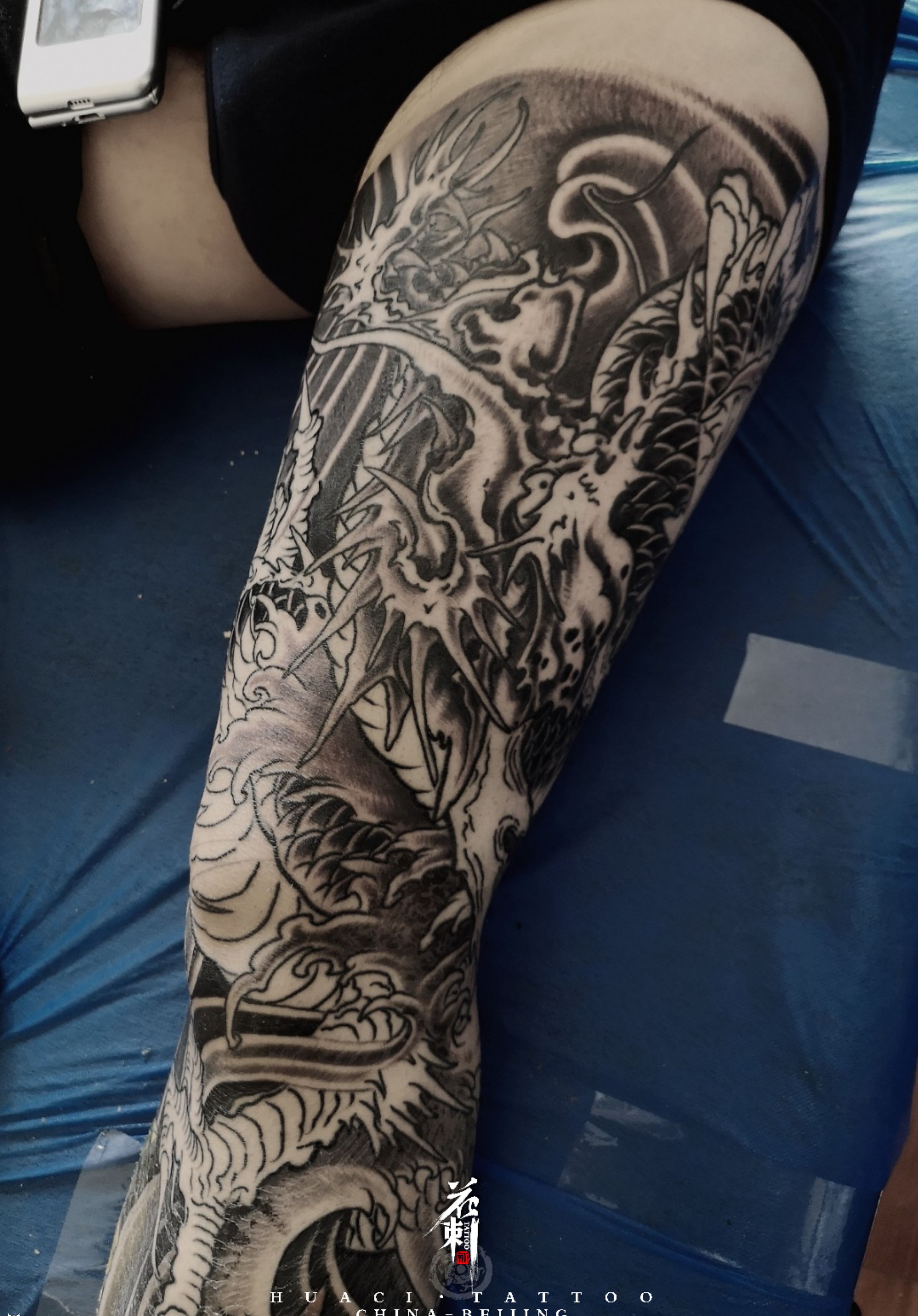 包龙腿黑灰效果纹身图片_腿部新传统纹身图案