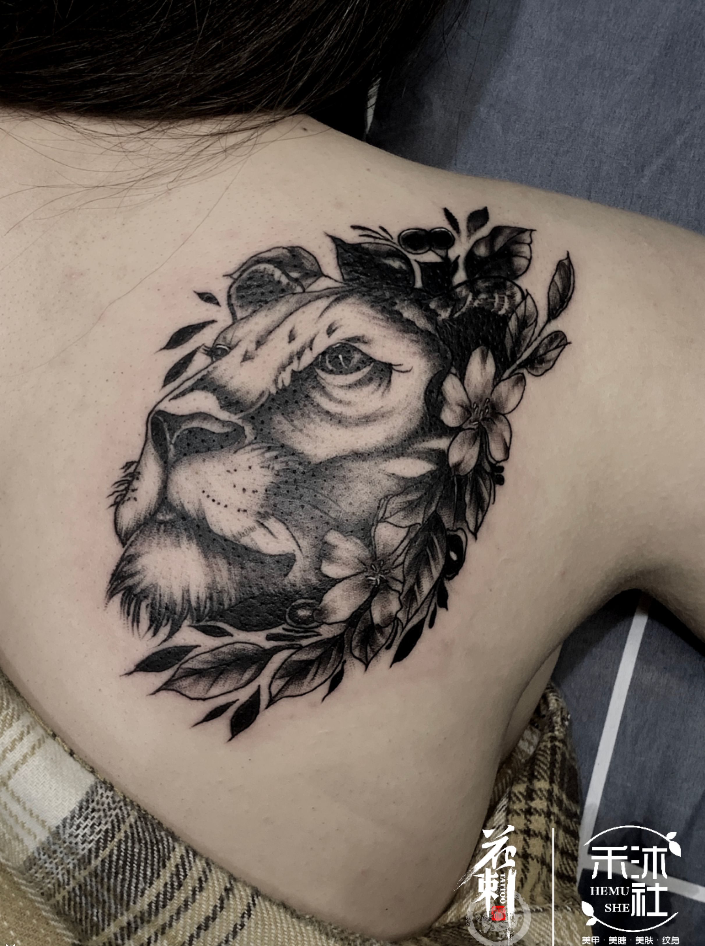 遮盖纹身图片_肩部背部欧美写实狮子纹身图案