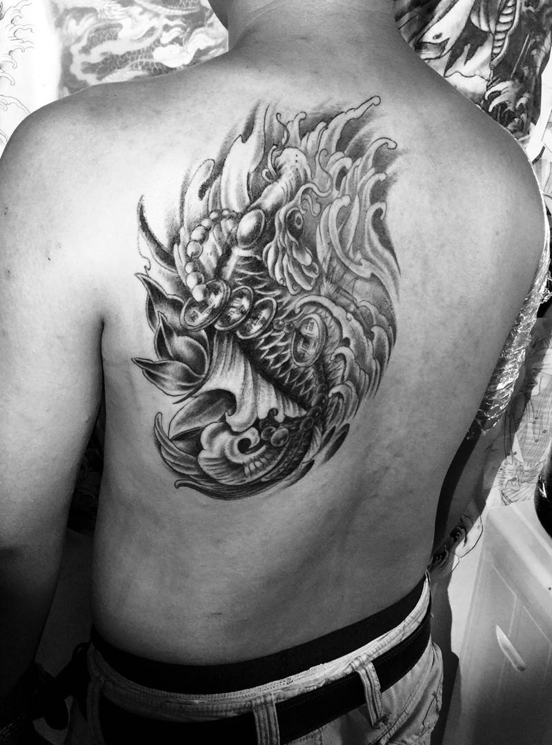 今日工作鲤鱼纹身图片_成品背部肩部传统动物纹身图案