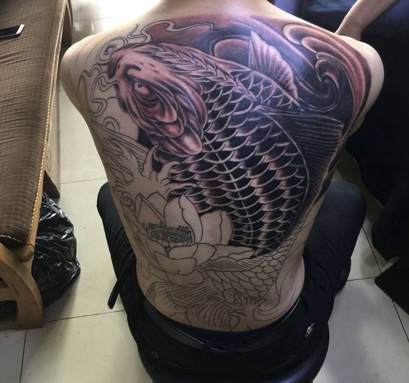 今日工作满背遮盖未完成纹身图片_