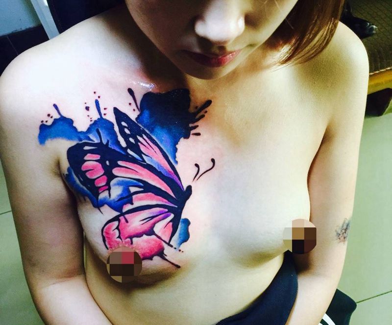 今日工作胸前遮盖泼墨蝴蝶纹身图片_胸部欧美清新动物纹身图案