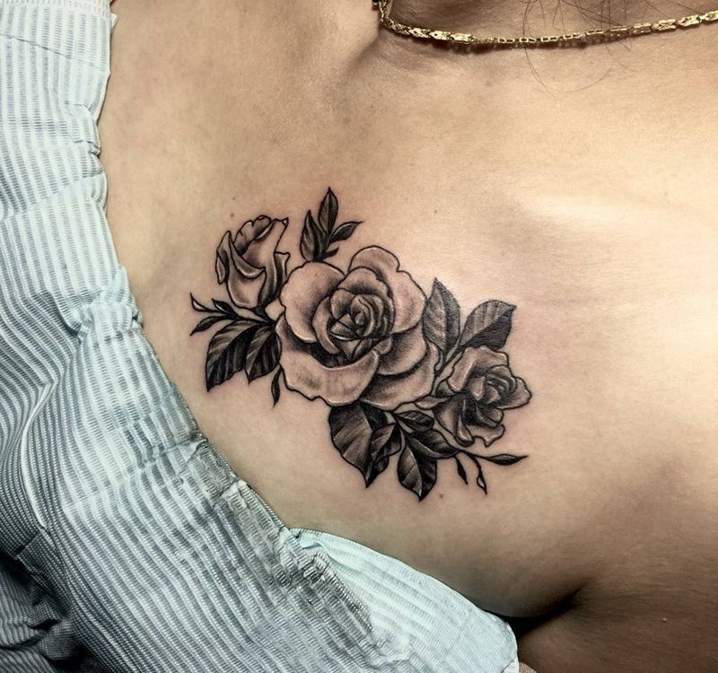 今日工作胸前玫瑰纹身图片_欧美写实植物胸部纹身图案