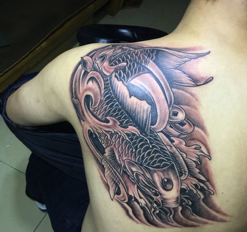今日作品!后肩鲤鱼。。。纹身图片_成品背部肩部传统动物植物纹身图案