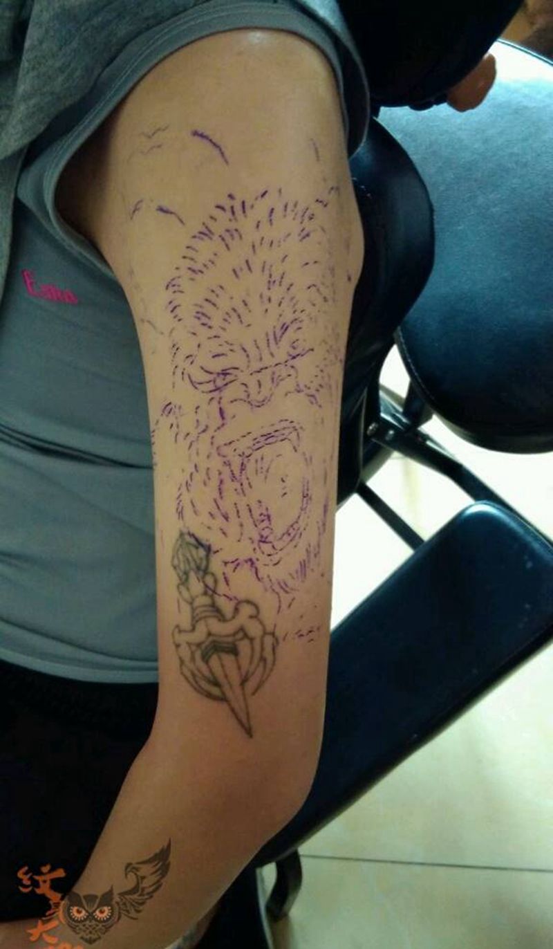 大臂遮盖!金刚花絮纹身图片_手臂欧美写实动物纹身图案