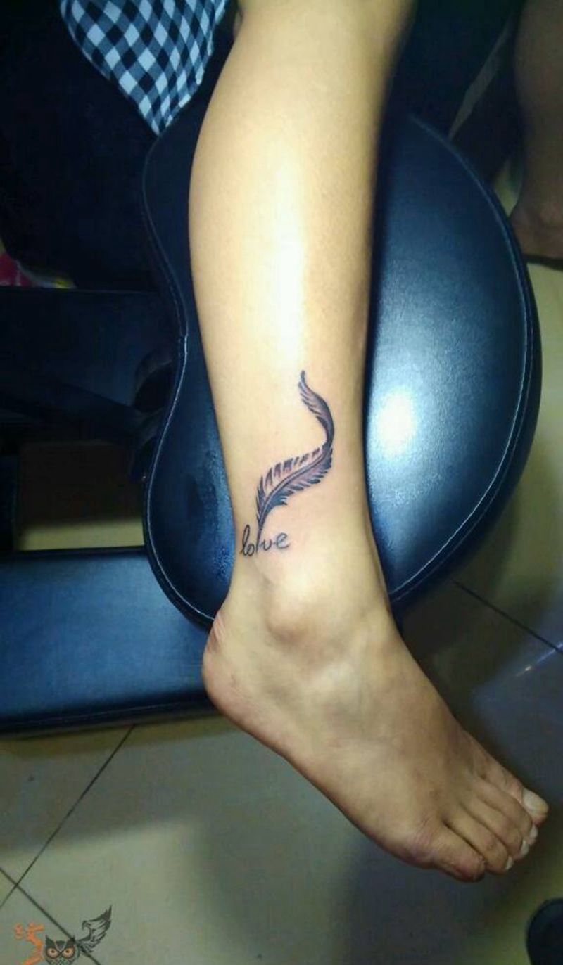 脚踝羽毛纹身图片_欧美腿部纹身图案