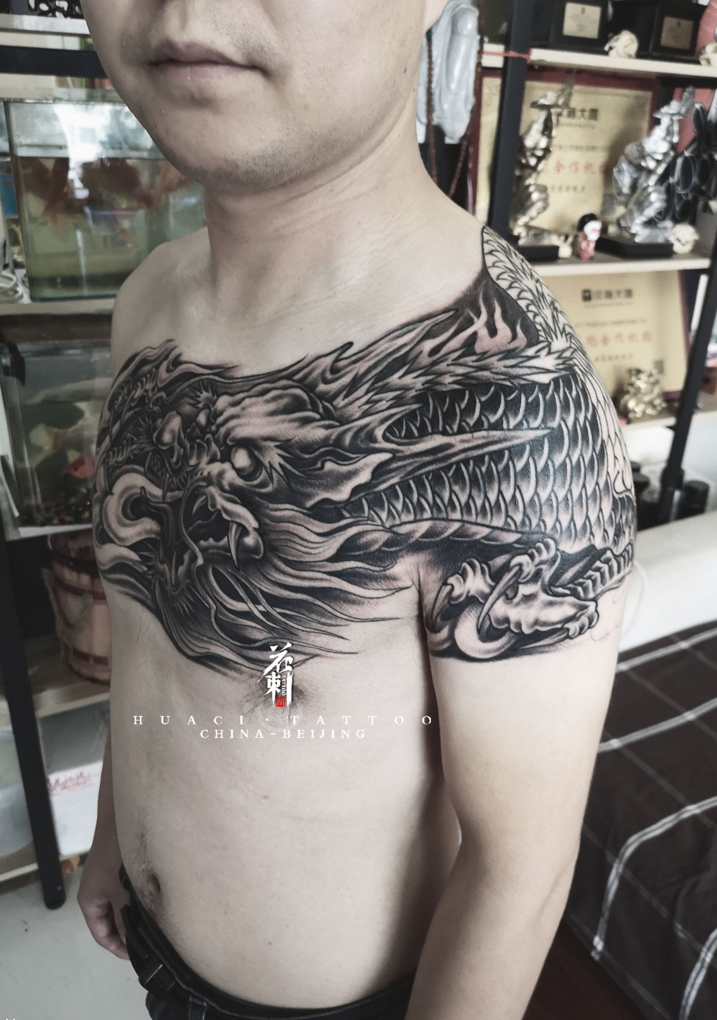 老式过肩龙修改纹身图片_肩部胸部老传统纹身图案