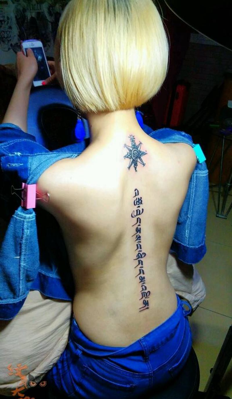 今日作品！罗盘藏文纹身图片_背部清新字符纹身图案
