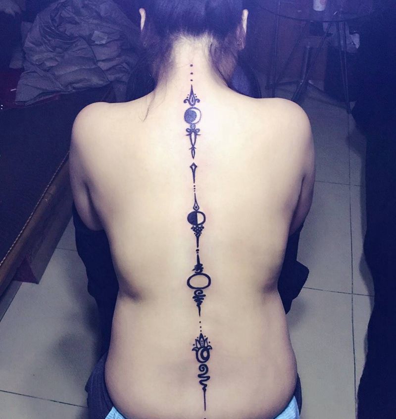 今日作品完成！是啥我也不知道纹身图片_几何字符图腾背部纹身图案