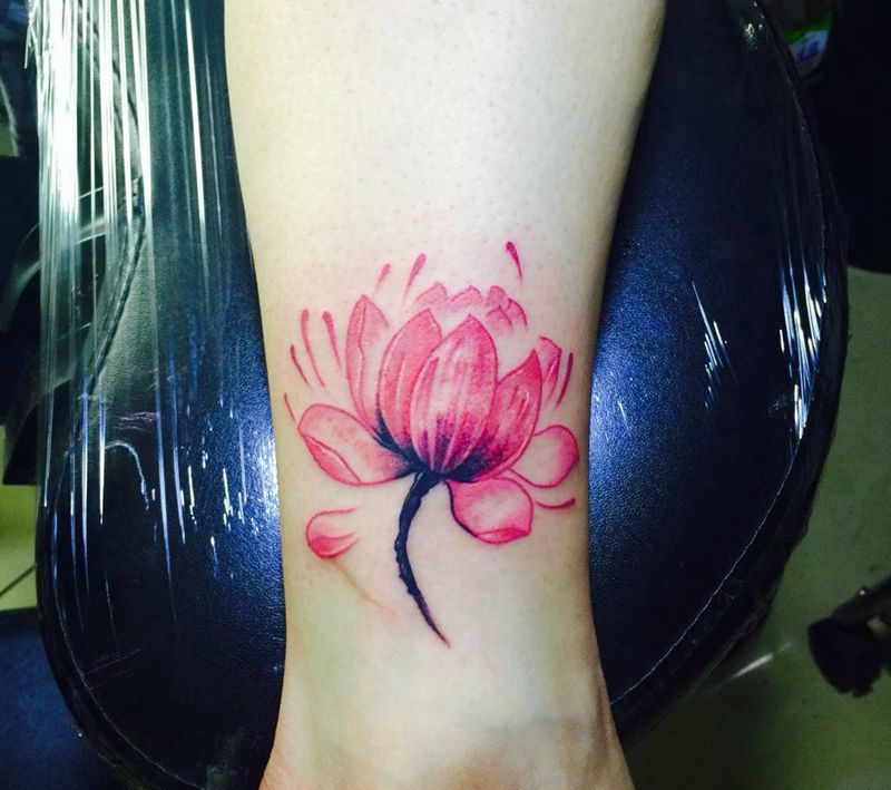 今日工作小腿莲花纹身图片_清新腿部植物纹身图案