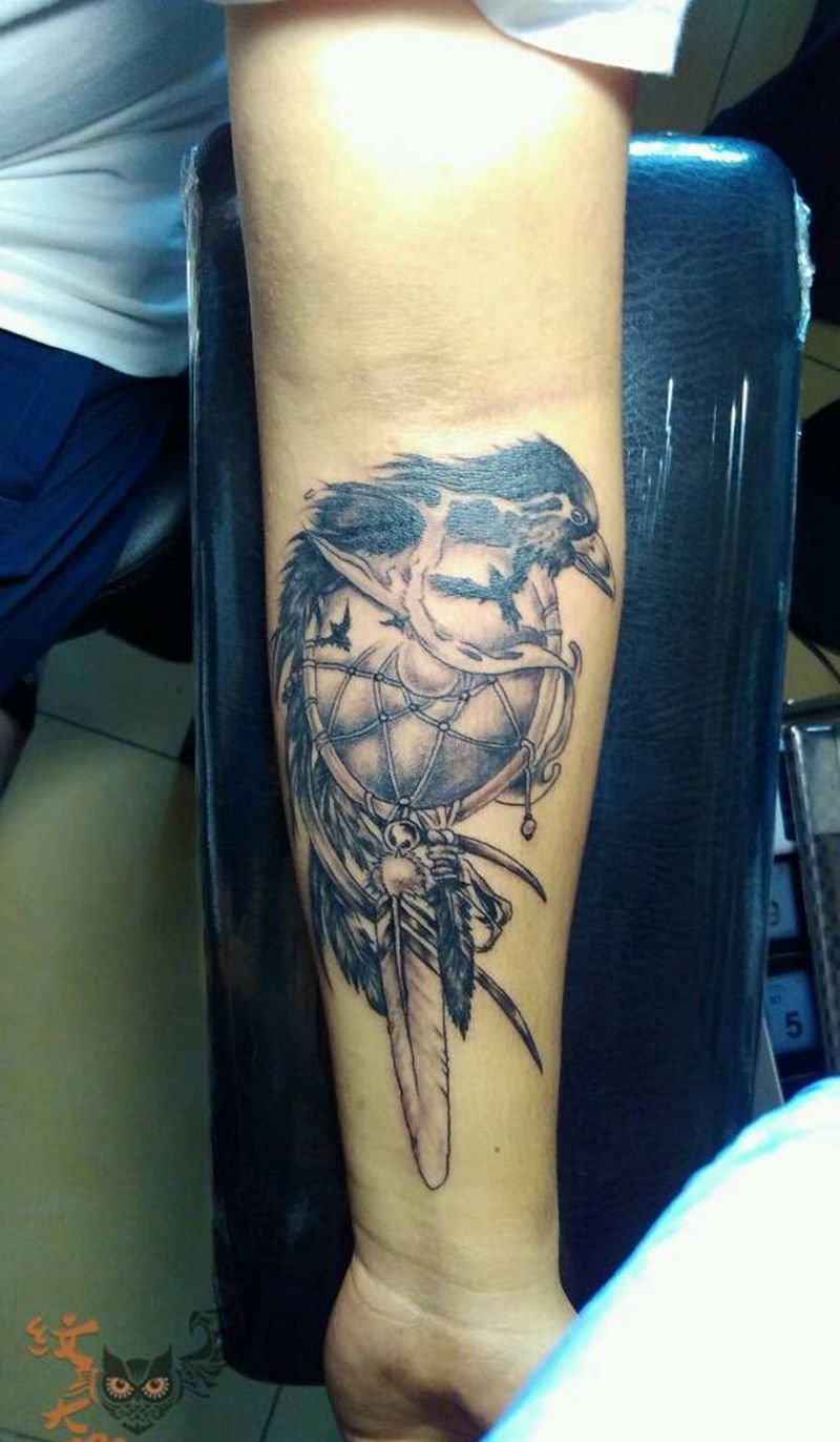 今日作品乌鸦捕梦网纹身图片_手臂欧美动物纹身图案