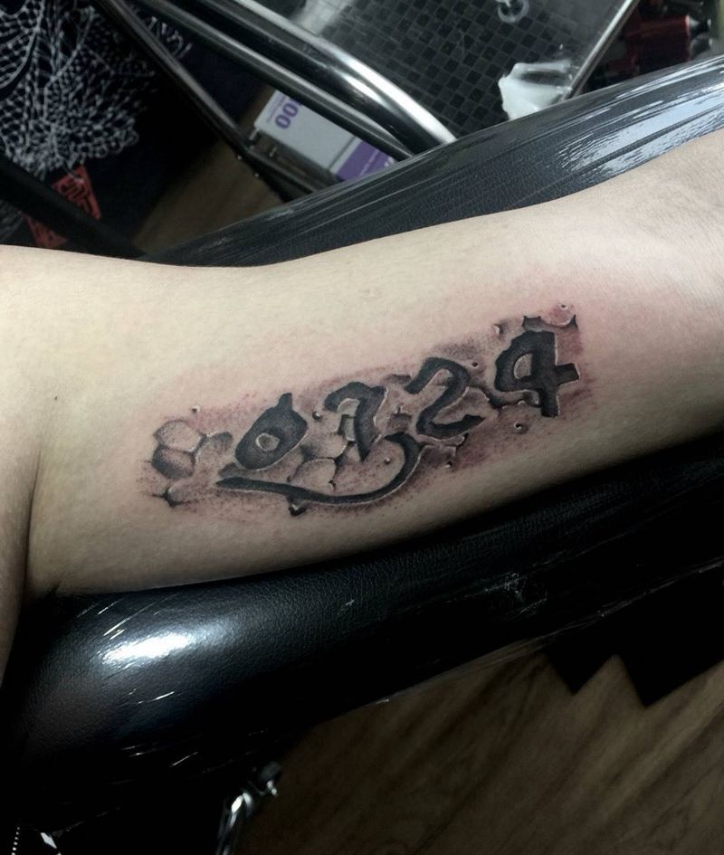 今日工作大臂浮雕数字纹身图片_成品手臂欧美图腾字符纹身图案