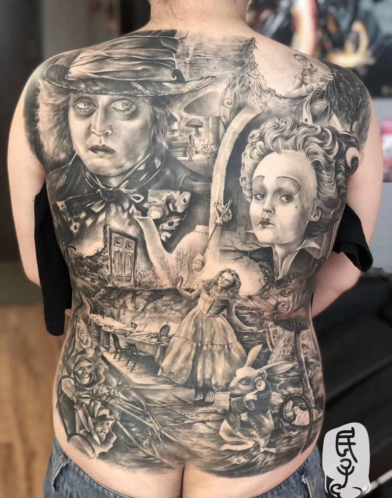 爱丽丝纹身图片_背部欧美写实纹身图案