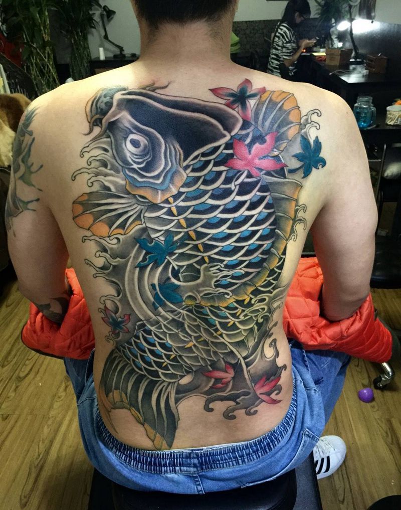 老传统满背大鱼！纹身图片_成品背部传统动物纹身图案