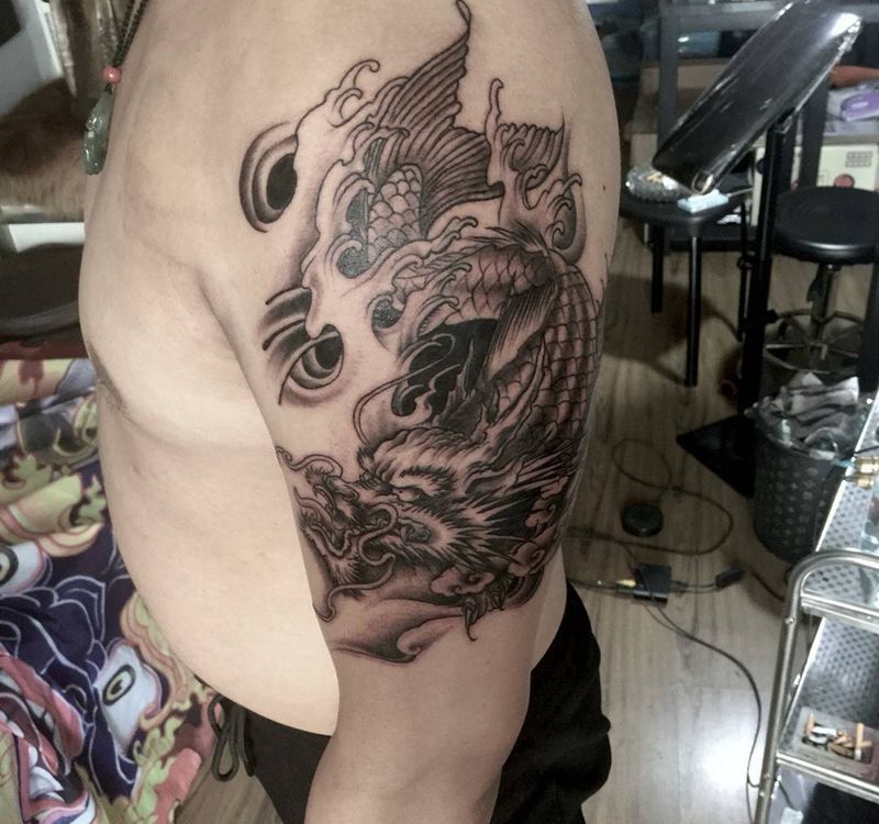 大臂鳌鱼纹身图片_成品手臂传统动物纹身图案