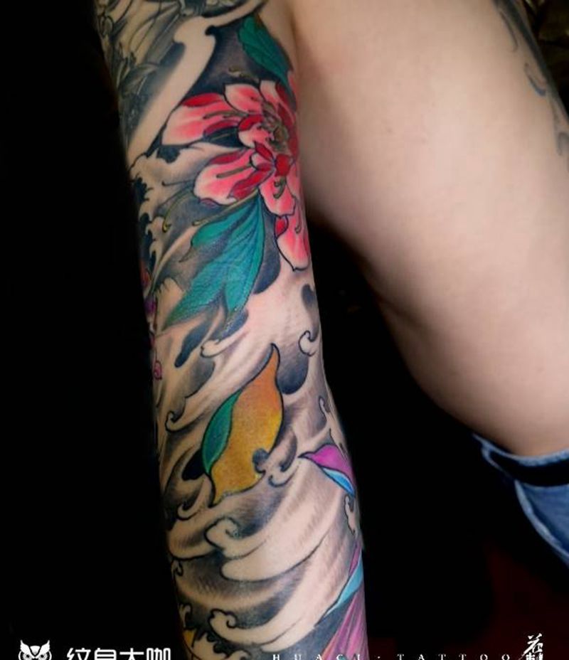 传统彩色接花臂纹身图片_手臂新传统鲤鱼莲花纹身图案