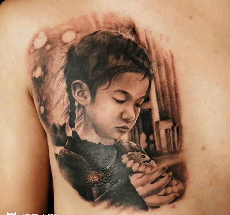 《碎》纹身图片_胸部欧美写实肖像黑灰人物纹身图案