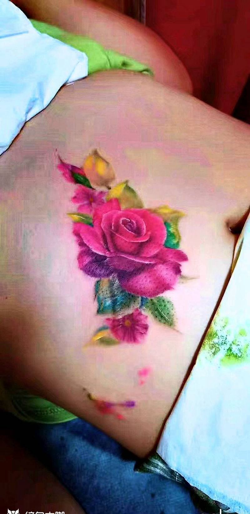 玫瑰纹身图片_腹部欧美写实水彩玫瑰遮盖疤痕纹身图案