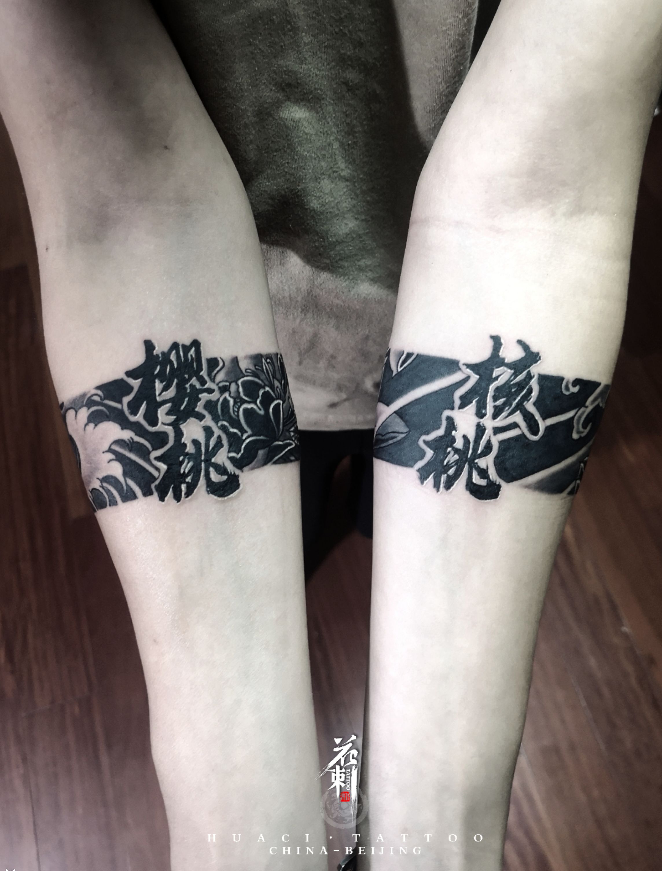 双臂环纹身图片_手臂老传统臂环莲花牡丹纹身图案