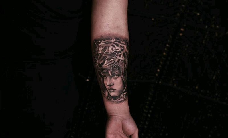 猫性女人纹身图片_手臂欧美写实纹身图案