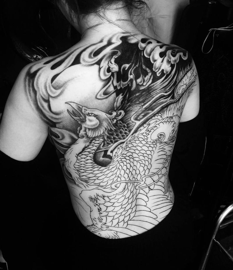满背凤凰纹身图片_背部传统动物纹身图案