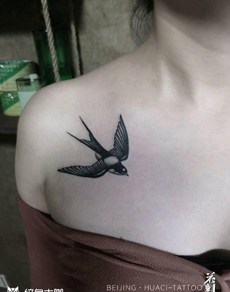 双飞燕纹身图片_肩部Old School点刺纹身图案