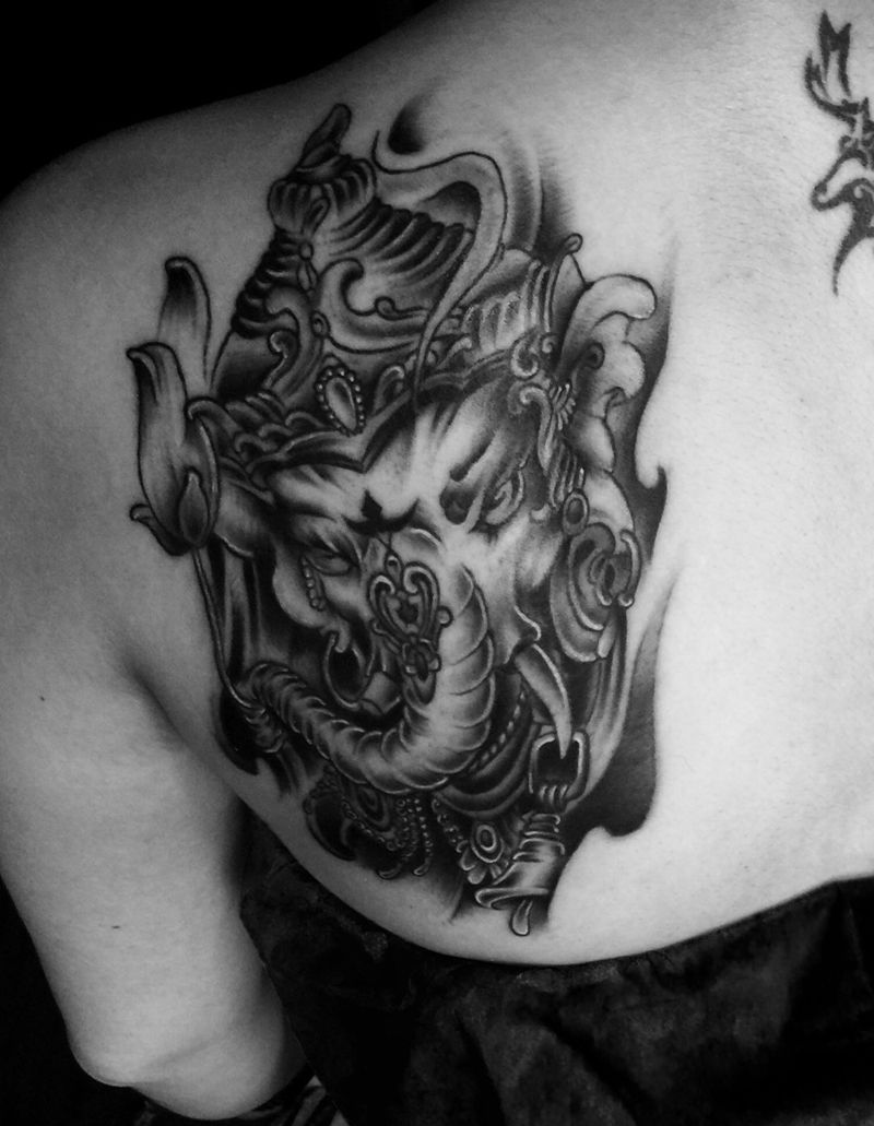 象神。英文。桃花纹身图片_背部手臂传统动物植物字符清新纹身图案