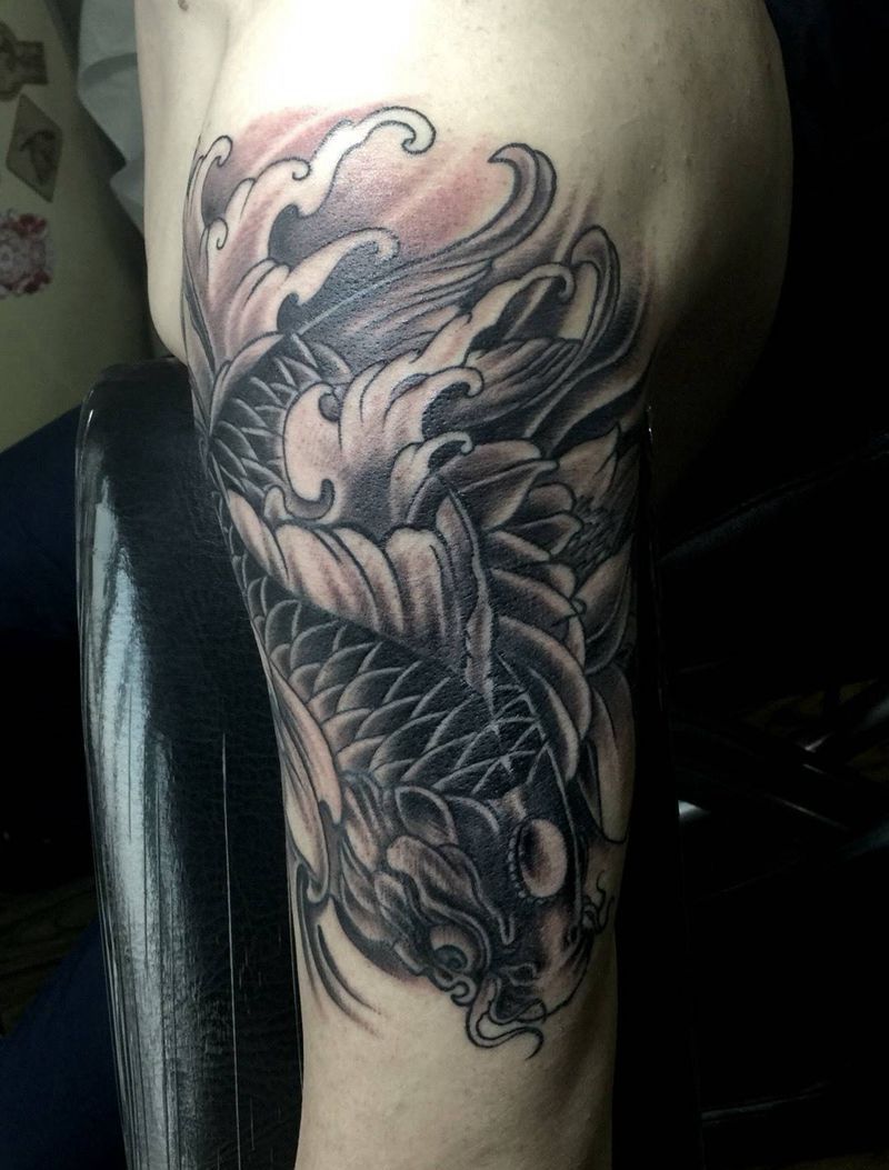 今日工作大臂鲤鱼完成纹身图片_成品手臂传统动物植物纹身图案