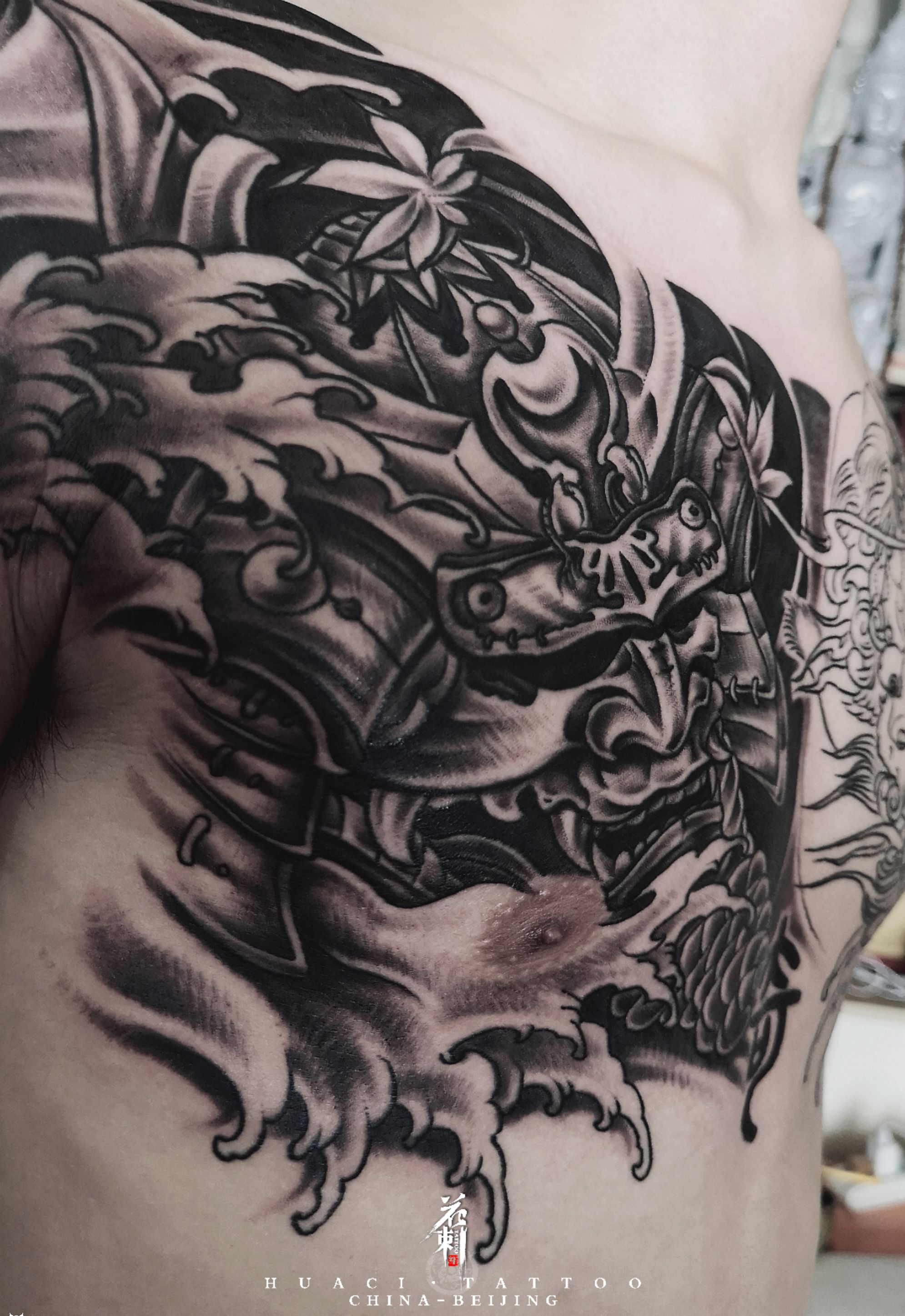 双甲大花胸纹身图片_胸部手臂老传统新传统鬼武士纹身图案