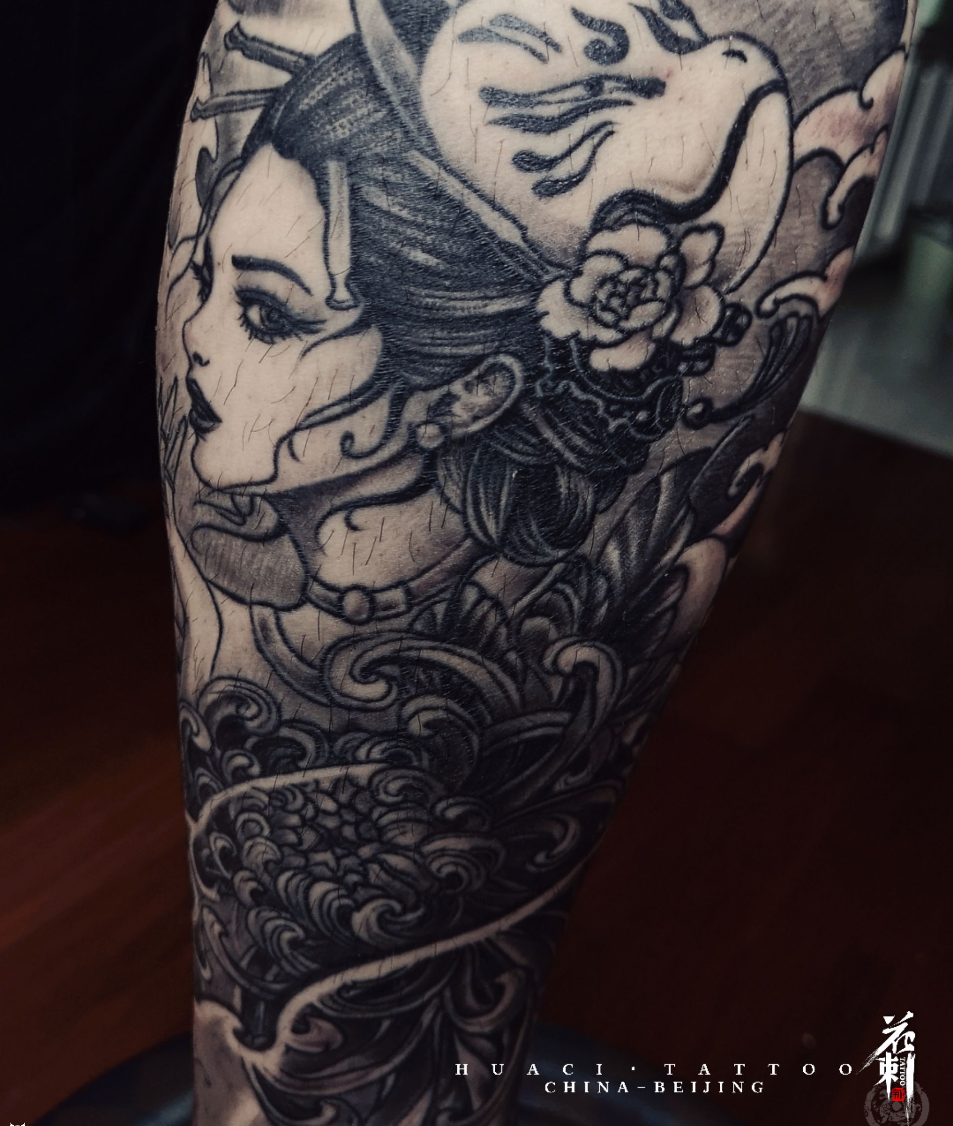 艺伎般若包小腿纹身图片_腿部新传统艺伎般若纹身图案
