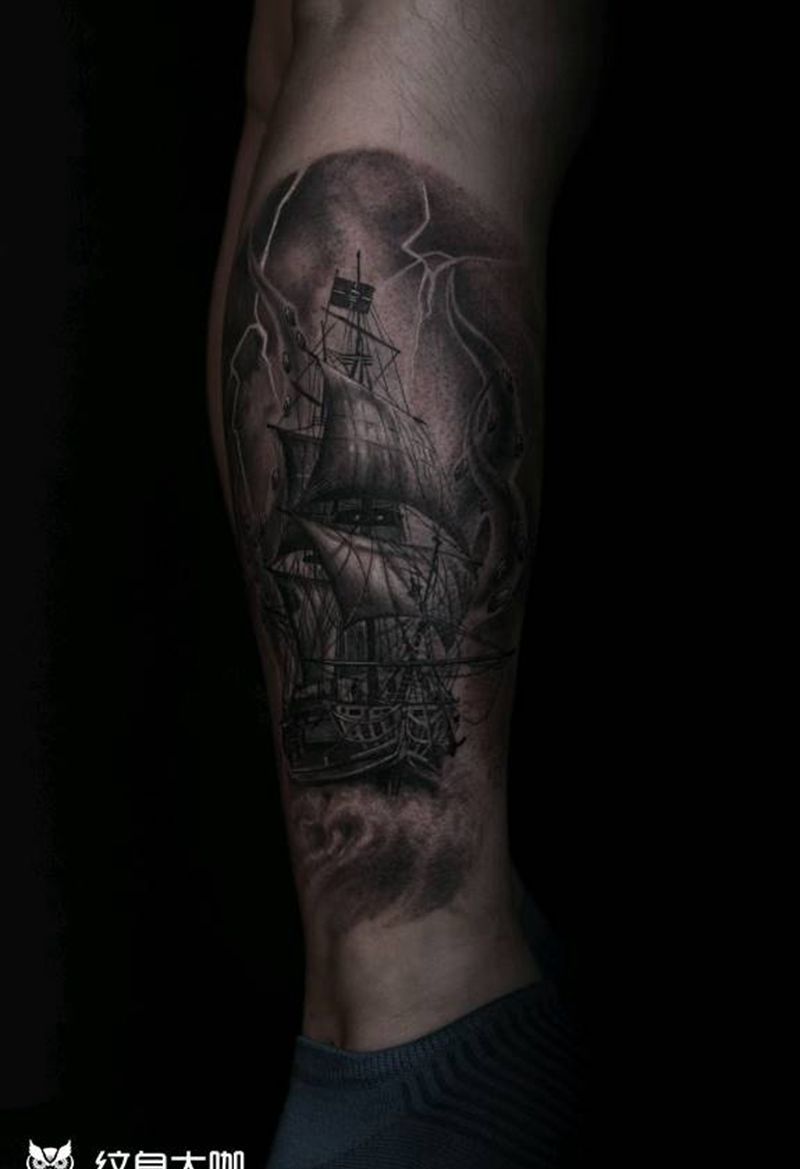 一帆风顺纹身图片_腿部欧美写实帆船纹身图案