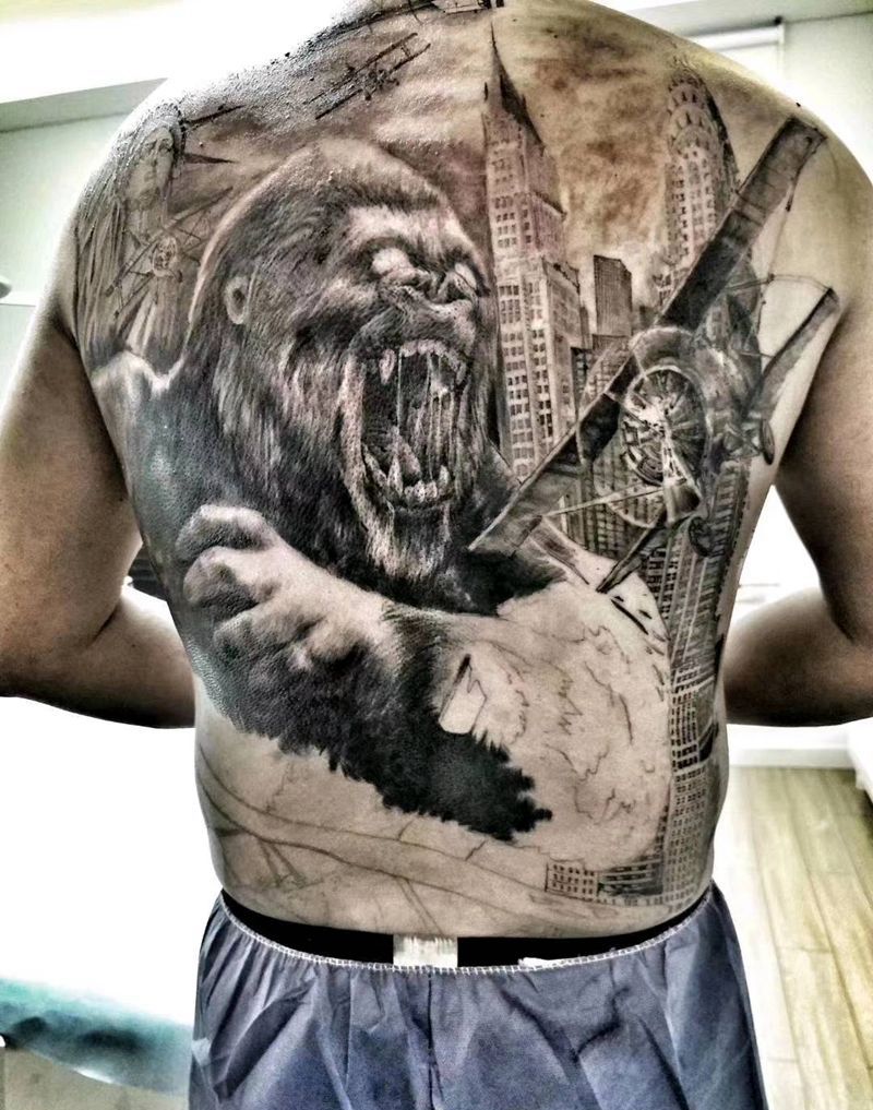 做窗户送猩猩的作品《金刚》纹身图片_背部纹身图案