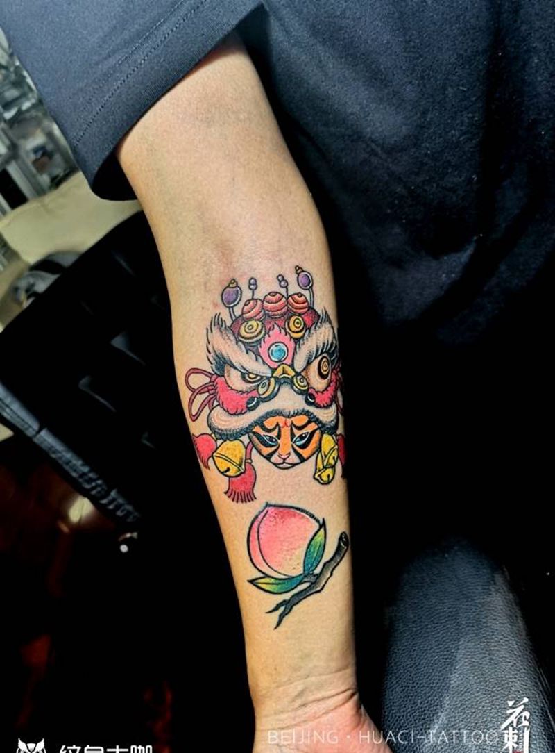 舞狮子纹身图片_手臂New School新传统纹身图案